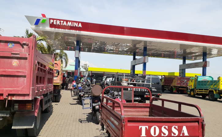 Solar Bersubsidi Langka, Kendaraan Mengular di SPBU Madiun