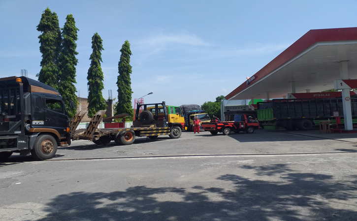 Antrean pembelian solar bersubsidi di Stasiun Pengisian Bahan Bakar Umum (SPBU) Plesungan, Karanganyar, Rabu (20/10/2021). (Ika Yuniati/Solopos)