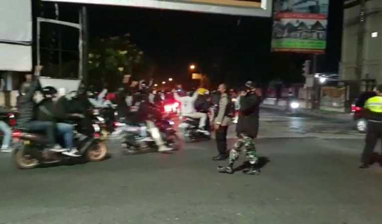 Jajaran Polres Karanganyar berjaga di Jl Adisucipto, Colomadu, Karanganyar, Jumat (15/10/2021) malam. (Istimewa/Polres Karanganyar)