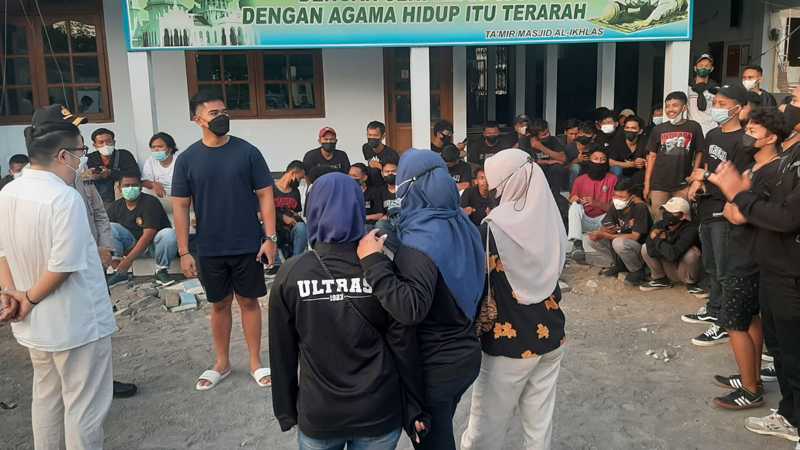Komisaris Utama Persis Solo Kaesang Pangarep berbicara kepada ratusan orang suporter yang diamankan di Mako 2 Satlantas Polresta Solo, Selasa (12/10/2021). (Solopos/Kurniawan)
