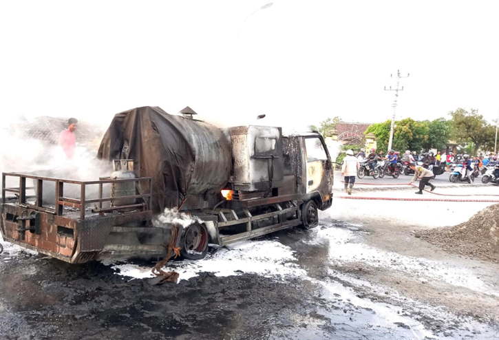 Sebuah mobil tangki aspal hangus terbakar di pinggir Jalan Sragen-Solo, tepatnya di Dukuh Prampalan RT 028, Desa Krikilan, Masaran, Sragen, Sabtu (2/10/2021) petang. (Istimewa/Satpol PP)
