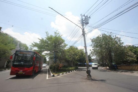 tiang listrik di tengah jalan depan TSTJ solo