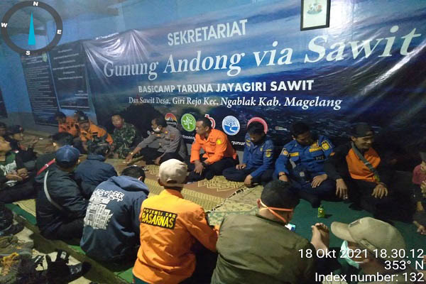 Tim SAR gabungan tengah berkemah di Gunung Andong untuk mencari remaja yang hilang, Senin (18/10/2021). (Semarangpos.com-Humas Basarnas SAR Semarang)