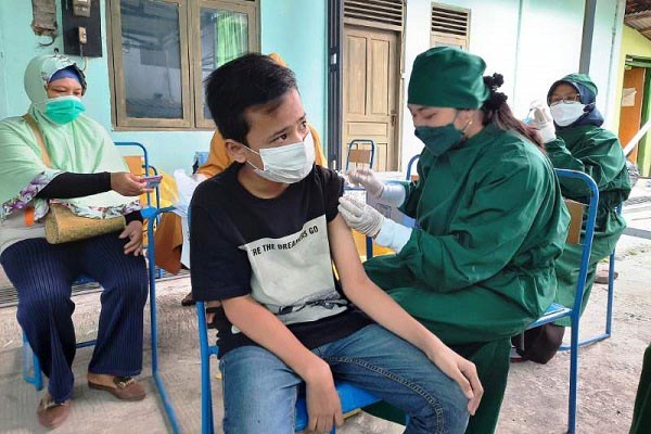 Seorang warga mengikuti program bebas memilih vaksin Covid-19 di Gunungkidul, Jumat (15/10/2021). (Harian Jogja/David Kurniawan)