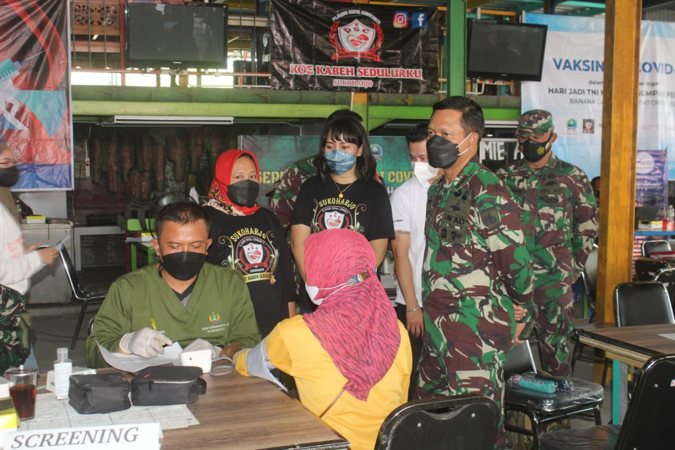 Komandan Kodim (Dandim) 0726/Sukoharjo, Letkol Inf Agus Adhy Darmawan (kedua dari kanan), memantau kegiatan vaksinasi di Banana Garden, Desa Laban, Kecamatan Mojolaban, Sukoharjo, Kamis (21/10/2021). (Istimewa/Kodim 0726/Sukoharjo)
