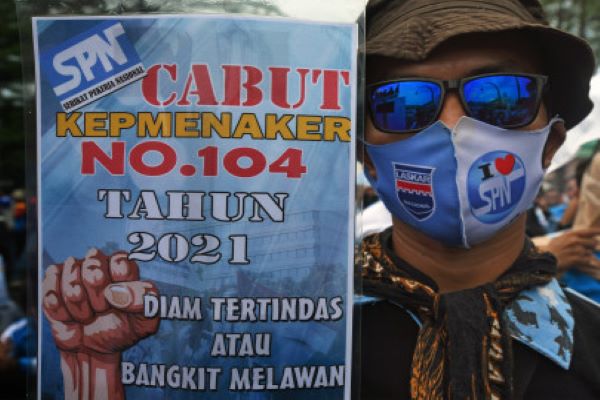 Anggota Federasi Serikat Buruh Indonesia (FSBI) berunjuk rasa di Alun-alun Serang, Banten, Kamis (28/10/2021). Mereka mendesak pemerintah mencabut UU Cipta Kerja yang dinilai merugikan buruh serta menuntut kenaikan upah tahun 2022 sebesar 10%. (Antara/Asep Fathulrahman)