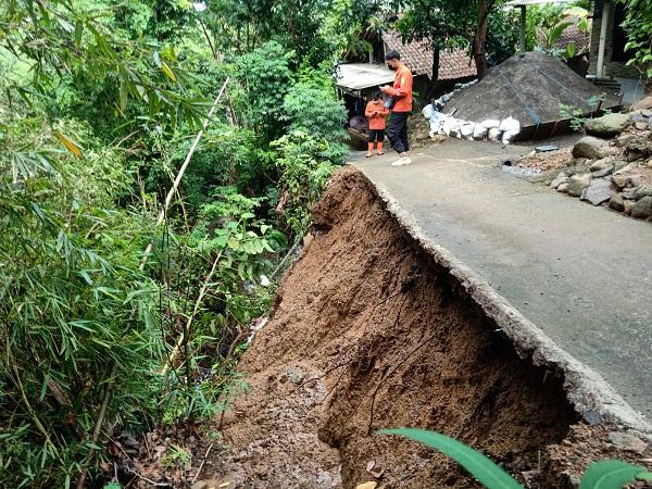 Salah satu titik dampak pergerakan tanah di Kapanewon (Kecamatan) Imogiri, Kabupaten Bantul. (dok.BPBD Bantul)