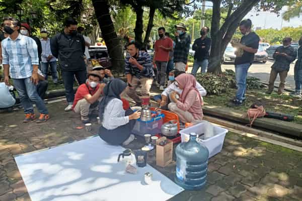 Warga Desa Sidorejo, Kecamatan Kemalang, Klaten, menyeduh kopi di halaman DPRD Klaten sembari menunggu perwakilan mereka yang menggelar audiensi dengan Komisi III DPRD Klaten dan Pemkab Klaten, Kamis (25/11/2021). (Istimewa)