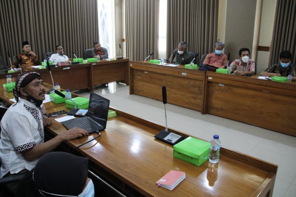 Perwakilan warga Desa Sidorejo, Kecamatan Kemalang, Klaten, mengikuti audiensi dengan DPRD Klaten, Kamis (25/11/2021). Warga menuntut agar ruas jalur evakuasi di wilayah mereka segera diperbaiki. (Solopos.com/Taufiq Sidik Prakoso)