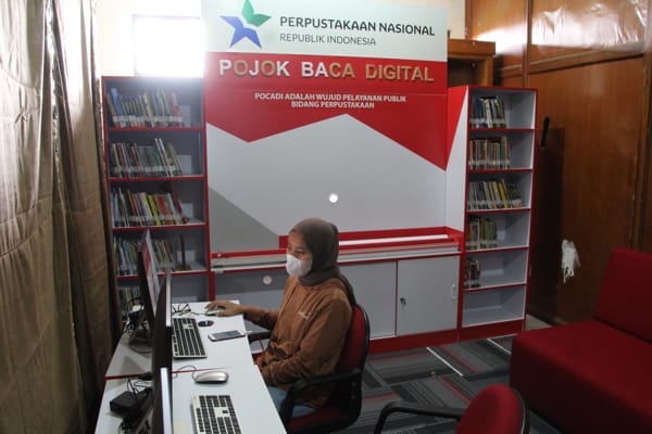 Pengunjung menjajal komputer di Pojok Baca Digital yang berada di Dinas Kependudukan dan Catatan Sipil Klaten, Jumat (19/11/2021). (Solopos.com/Taufiq Sidik Prakoso)