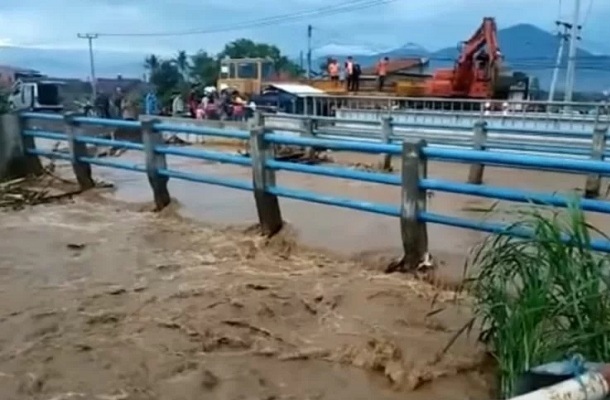 Kereta pengangkut alat berat membersihkan rel kereta yang tergenang banjir di Bandung. (Antara/Instagram/@inforck)