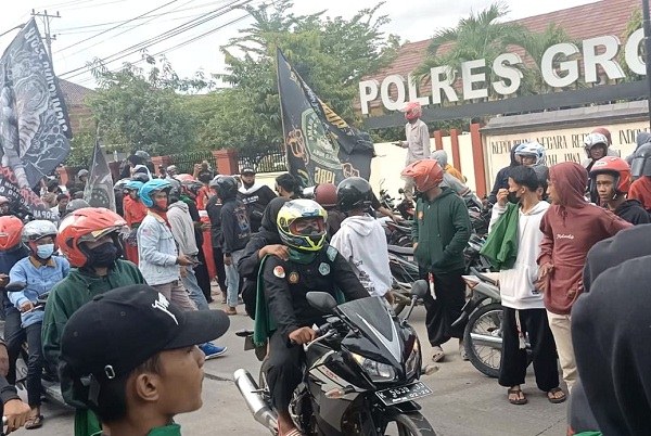 Puluhan warga Pagar Nusa Grobogan mendatangi Mapolres Grobogan, Senin (29/11/2021). Mereka memberikan dukungan moral sekaligus meminta temannya yang ditahan dibebaskan. (Solopos.com/Arif Fajar S)