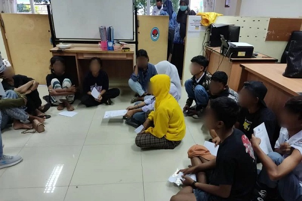 Badan Narkotika Nasional Provinsi (BNNP) Maluku Utara (Malut) mendata 14 remaja penyalahgunaan lem Aibon yang diamankan Satuan Polisi Pamong Praja (Satpol PP) Kota Ternate. (Antara)