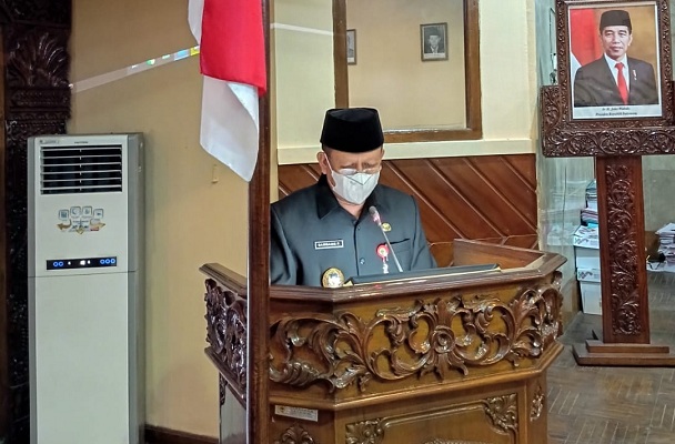 Wakil Bupati Grobogan Bambang Pujiyanto membacakan sambutan saat rapat paripurna pengajuan raperda tentang lingkungan hidup, Selasa (30/11/2021). (Solopos.com/Arif Fajar S)