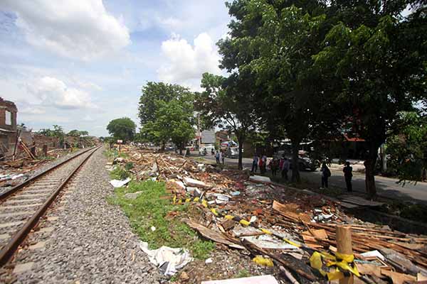 Kondisi permukiman warga bantaran rel kereta api (KA) terlihat sudah rata dengan tanah di Joglo, Banjarsari, Solo, Senin (29/11/2021). (Solopos/Nicolous Irawan)