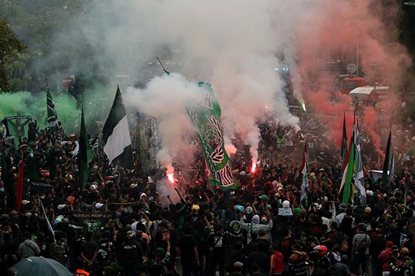 Ratusan Bonek Demo Tuntut Revolusi Sepak Bola Indonesia