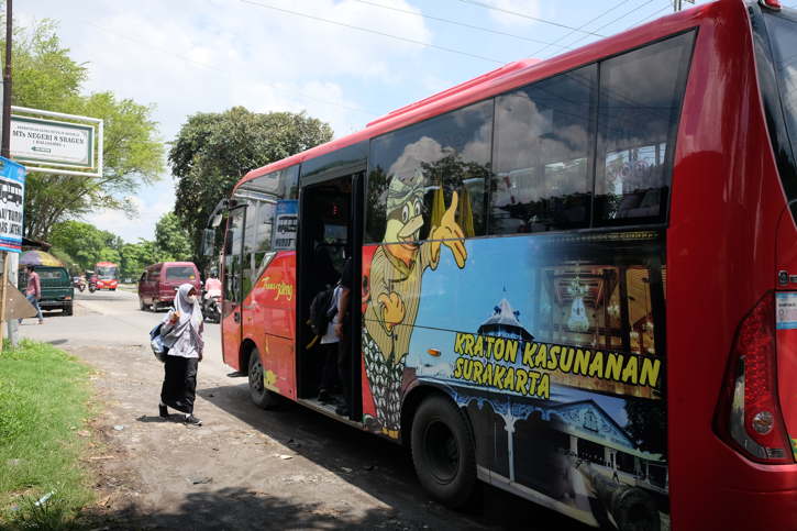 Penumpang naik Bus Rapid Transit (BRT) Trans Jateng Koridor I di Jl. Solo-Purwodadi, tepatnya di depan MTsN 8 Sragen, Desa Kalimacan, Kecamatan Kalijambe, Sragen, Kamis (18/11/2021). (Solopos.com/Wahyu Prakoso)
