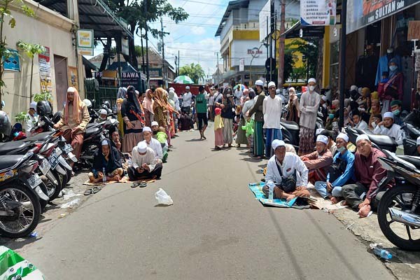 Suasana gang di dekat Masjid Riyadh, Gurawan, Kelurahan/Kecamatan Pasar Kliwon, Solo, Kamis (25/11/2021) siang. Ratusan jemaah nekat nekat mendatangi Haul Habib Ali bin Muhammad Al-Habsyi yang digelar terbatas untuk keluarga. (Solopos.com/Mariyana Ricky P.D.)
