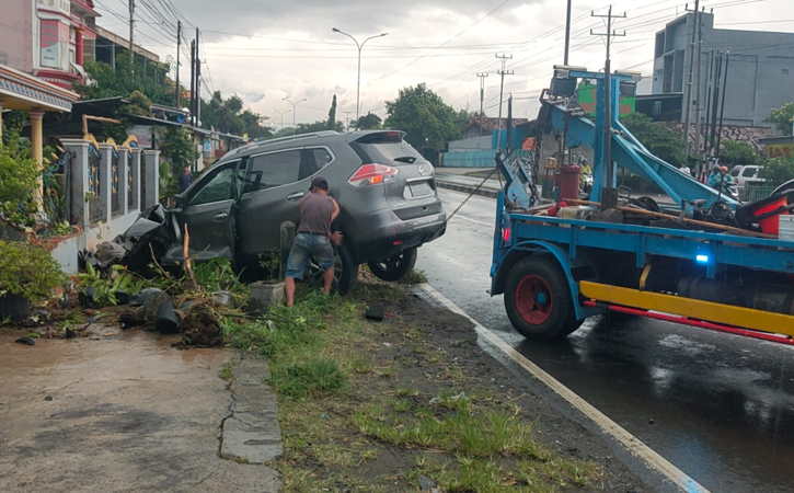 Proses evakuasi mobil Nissan X-Trail yang menabrak pagar rumah di Dukuh Ngangkruk, Desa Ngaru-aru, Kecamatan Banyudono, Sabtu (27/11/2021).(Istimewa)