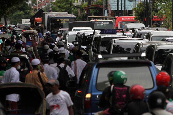 Pengendara kendaraan roda dua dan roda empat terjebak kemacetan di depan Masjid Riyadh, Jl. Kapten Mulyadi, Pasar Kliwon, Solo, Kamis (25/11/2021). (Solopos/Nicolous Irawan)
