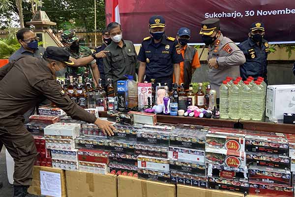 Ribuan barang ilegal yang ditetapkan sebagai barang milik negara (BMN) dimusnahkan oleh Bea Cukai Surakarta di Halaman Sekretariat Daerah (Setda) Sukoharjo, Selasa (30/11). (Solopos/Candra Putra Mantovani)