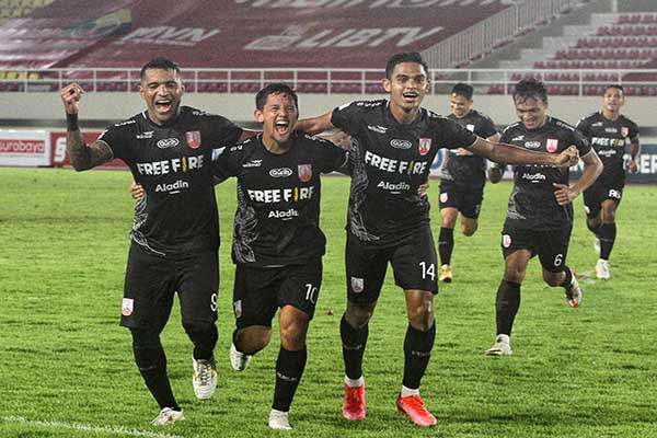 Pemain Persis Solo, Alberto Goncalves (kiri), bersama Irfan Bachdim (tengah), dan Miftahul Hamdi, berselebrasi merayakan gol yang dicetak Alberto Goncalves ke gawang Hizbul Wathan FC pada pertandingan Liga 2 2021 di Stadion Manahan, Solo, Selasa (23/11/2021) malam. (Solopos/Nicolous Irawan)