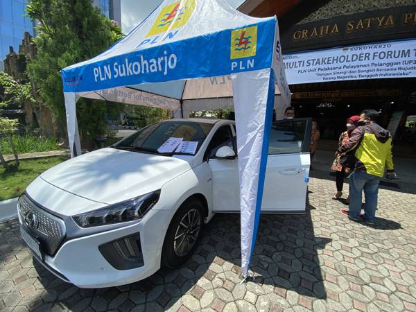 Sejumlah orang menjajal kendaraan listrik yang dibawa ke Pendapa Graha Satya Praja (GSP) kompleks Setda Sukoharjo, Selasa (30/11/2021). (Solopos/Candra Putra Mantovani)