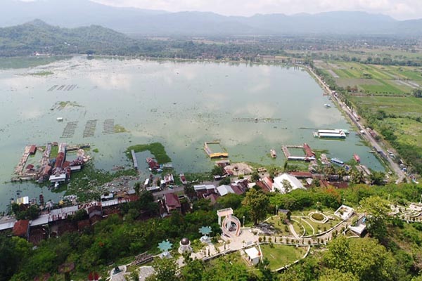 Foto udara kawasan Rawa Jombor, Desa Krakitan, Kecamatan Bayat, Jumat (19/11/2021). Pemandangan warung apung yang selama ini memadati kawasan utara waduk tersebut tak lagi terlihat setelah satu per satu warung dibongkar para pemiliknya. (Istimewa/Kodim 0723 Klaten)
