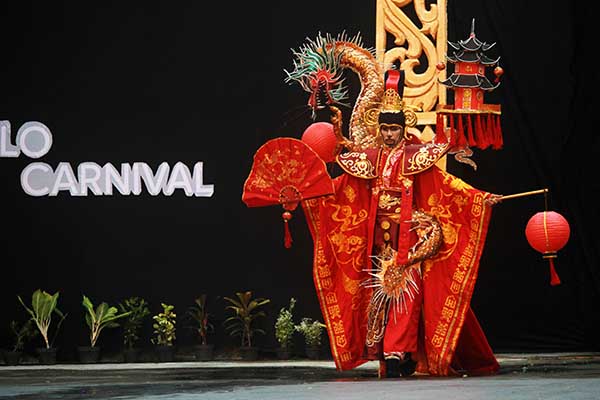Peserta memamerkan kostum pada acara Wonderful Solo Carnival 2021 di Taman Balekambang, Solo, Sabtu (27/11/2021). (Annisa Haryanti)