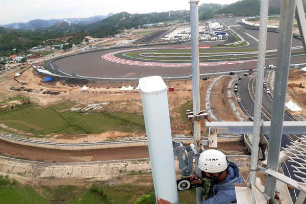 Salah seorang pekerja sedang melakukan pengecekan kondisi "Base Transceiver Station" (BTS) 4G di Kawasan Ekonomi Khusus Mandalika, Kabupaten Lombok Tengah, NTB. (ANTARA/HO-XL)