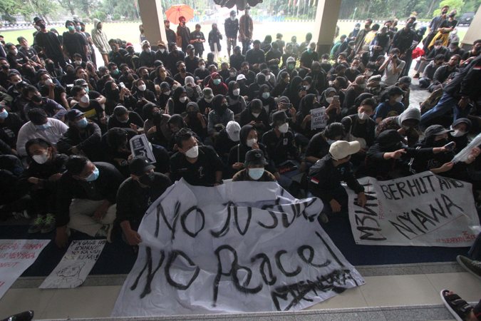 Mahasiswa UNS Solo 3 Jam Negosiasi dengan Pejabat Kampus soal Menwa