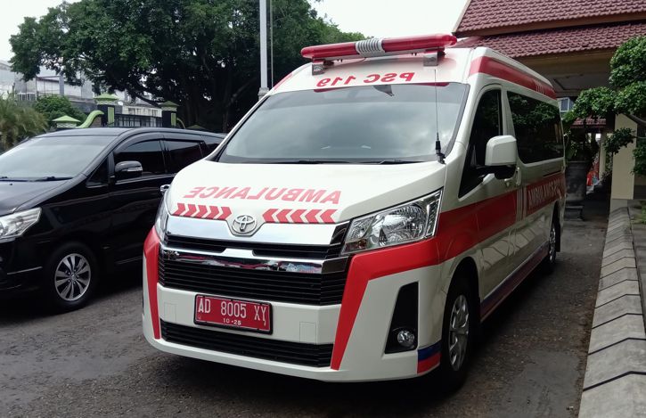Ambulans jumbo milik DKK Sragen diparkir di depan Kantor Dinas Bupati Sragen saat pelaksanaan vaksinasi terpusat, Selasa (9/11/2021). (Solopos.com/Tri Rahayu)