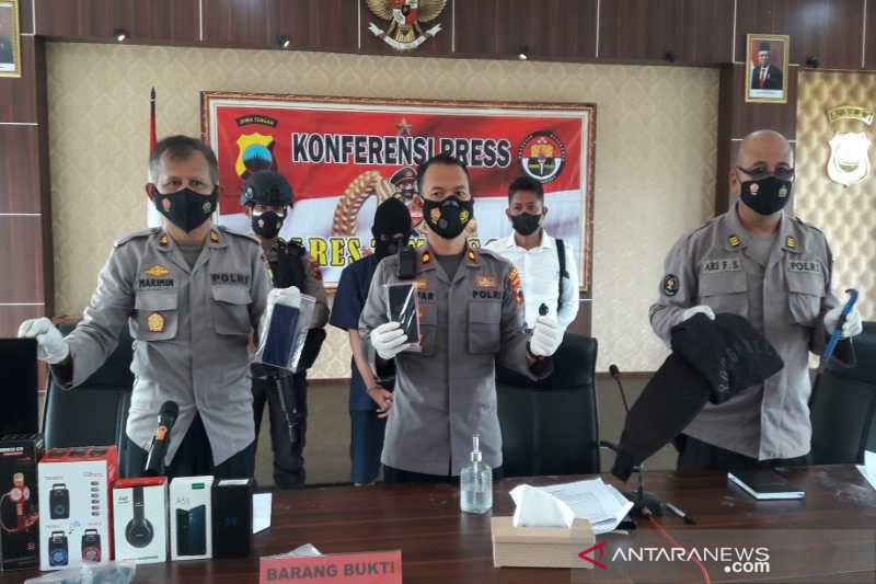 Aparat Polres Temanggung menunjukkan sejumlah barang bukti kasus pencurian toko telepon seluler yang dilakukan oleh sepasang kakak beradik GPS dan HSA. (Antara)