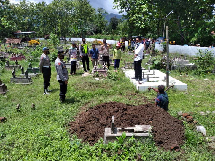 Robyek membongkar makam istrinya di Desa Jonggol, Kecamatan Jambon, Ponorogo, Rabu (24/11/2021). (Istimewa)
