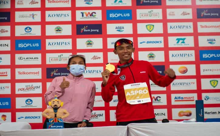 Pelari nasional, Agus Prayogo, dan Odekta Naibaho, menjuarai Borobudur Marathon 2021 yang diselenggarakan di Taman Lumbini kompleks Taman Wisata Candi Borobudur, Kabupaten Magelang, Jawa Tengah pada Sabtu (27/11/2021). (Istimewa)