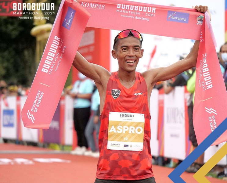 Agus Prayogo dan Odekta Naibaho Juara Borobudur Marathon 2021