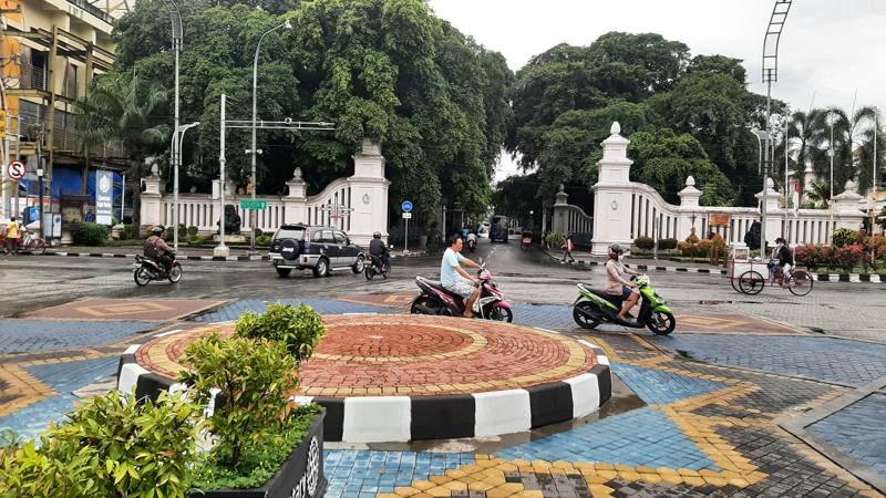 Sejumlah pengguna jalan melintas di kawasan Gladak Jl Slamet Riyadi Solo, Kamis (11/11/2021) siang. (Solopos/Kurniawan)