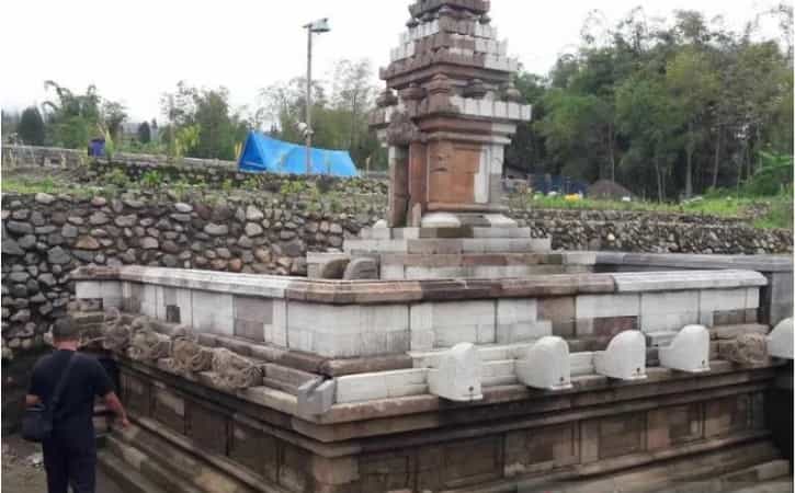Seorang pengunjung mengamati petirtaan di Situs Liyangan yang telah direstorasi BPCB Provinsi Jateng. (Antara)