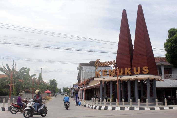Sejumlah warga berlalu-lalang di gerbang menuju The New Kemukus yang terletak di Dukuh Barong, Sumberlawang, Sragen, Jumat (26/11/2021). (Solopos.com/Tri Rahayu)