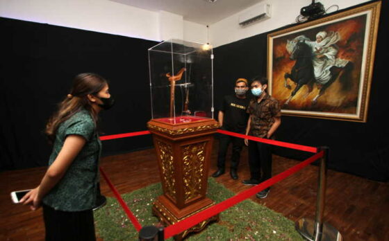 Pengunjung melihat koleksi masterpiece Keris Diponegoro dengan nama Kanjeng Kiai Keris Naga Siluman yang dipamerkan dalam serangkaian acara Pekan Keris Nusantara di Museum Keris, Solo, Minggu (21/11/2021). (Nicolous Irawan/Solopos)