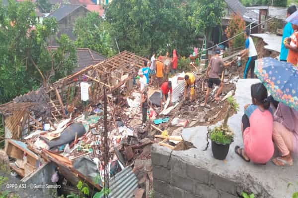 Warga bersama petugas dari pihak terkait bekerja bakti menyingkirkan material rumah berstruktur kayu yang roboh setelah terhantam longsor di Lingkungan Cubluk RT 003/RW 003, Keluraan Giritirto, Kecamatan Wonogiri, Kabupaten Wonogiri, Selasa (23/11/2021). (Istimewa/BPBD Wonogiri)