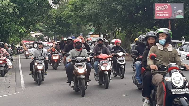 Suporter Persis Solo melakukan konvoi mengawal keberangkatan tim kesayangan mereka menuju Stadion Manahan untuk melakoni laga terakhir Grup C Liga 2 melawan PSCS Cilacap, Senin (29/11/2021) sore. (Solopos/Kurniawan)