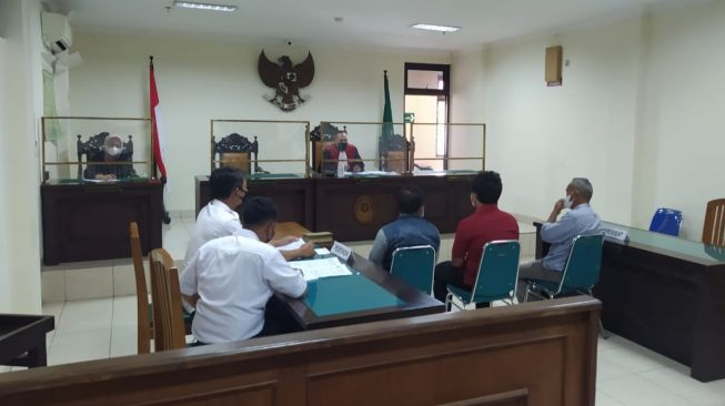Tiga warga Sleman, DIY, menjalani sidang karena memberi uang kepada manusia silver. (Istimewa/Satpol PP DIY)