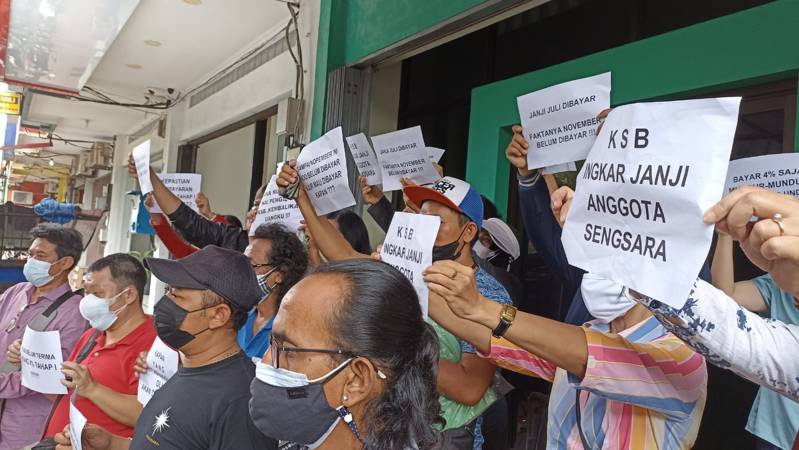 Belasan anggota Koperasi Simpan Pinjam (KSP) Sejahtera Bersama Regional Solo menggelar aksi damai di kantor KSP Sejahtera Bersama di Jl Adi Sucipto, Manahan, Banjarsari, Solo, Selasa (30/11/2021). (Solopos/Chrisna Chanis Cara)