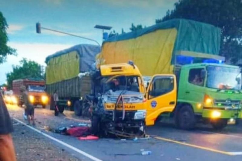 Kecelakaan lalu lintas di jalan umum Desa Gampeng, Kecamatan Gampengrejo, Kabupaten Kediri, Jawa Timur, Sabtu (27/11/2021). (Antara/HO-Polres Kediri)
