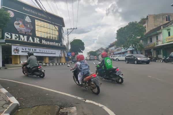 Kendaraan dari utara belok ke kiri atau timur saat melintas di Jl.
Jenderal Sudirman (Jensud) ruas perempatan Ponten hingga pertigaan dekat
Toko Emas Semar Nusantara, kawasan kota Wonogiri, Kamis (25/11/2021).
Pertigaan dekat tempat usaha itu sebelumnya diberi pembatas jalan atau
water barrier. Dinas Perhubungan (Dishub) menarik water barrier sejak
akhir Oktober lalu. (Solopos.com/Rudi Hartono)