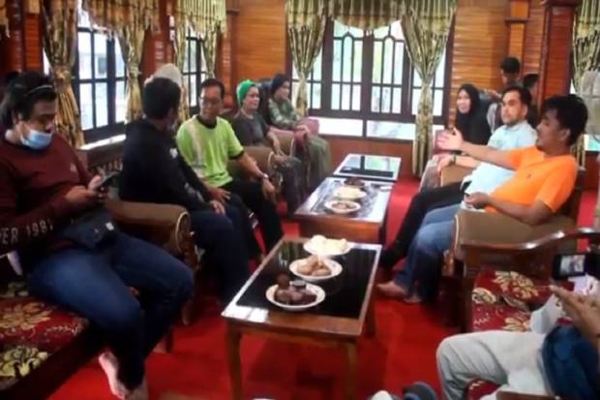 Dua perempuan calon besan (tengah) di Pinrang, Sulawesi Selatan yang sepakat menjodohkan anak mereka dengan mahar setengah miliar kepada calon mempelain pria. (Okezone).