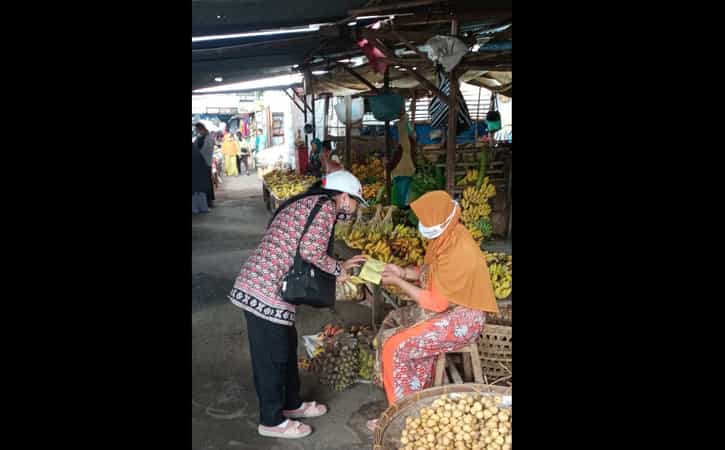P2TP2A Karanganyar bersama FPPK, Forum Anak Karanganyar, dan DP3PPKB Karanganyar membagikan selebaran tentang peringatan 16 hari antikekerasan terhadap perempuan dunia di pasar tradisional Gondangrejo dan Colomadu pada Jumat (26/11/2021). (Istimewa)
