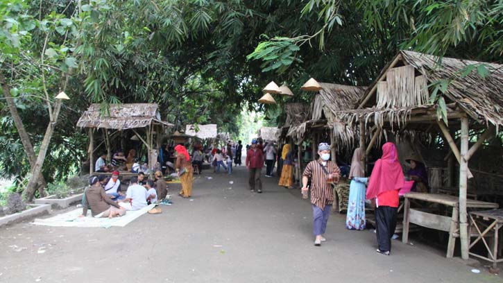 Peken Pinggul di Dukuh Bayat, Desa Melikan, Kecamatan Wedi dibuka lagi, Minggu (21/11/2021). Pasar unik yang hanya buka 35 hari sekali itu menawarkan cara belanja menggunakan koin gerabah. (Solopos.com/Taufiq Sidik Prakoso)