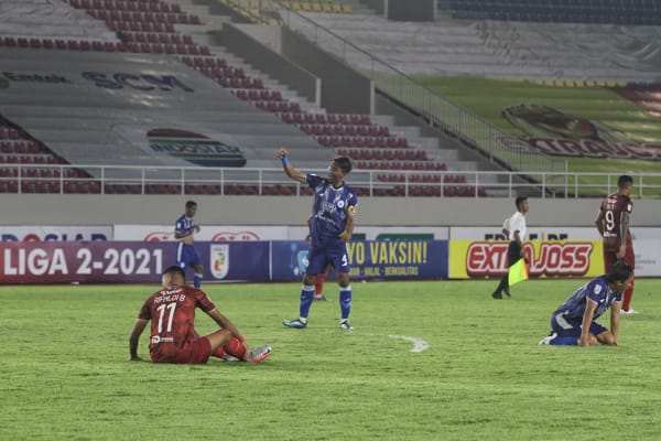Kapten PSCS Cilacap, Mochamad Arifin (tengah), merayakan kemenangan timnya atas tuan rumah Persis Solo pada pertandingan Liga 2 2021 di Stadion Manahan, Solo, Senin (29/11/2021) malam. (Solopos/ Nicolous Irawan)